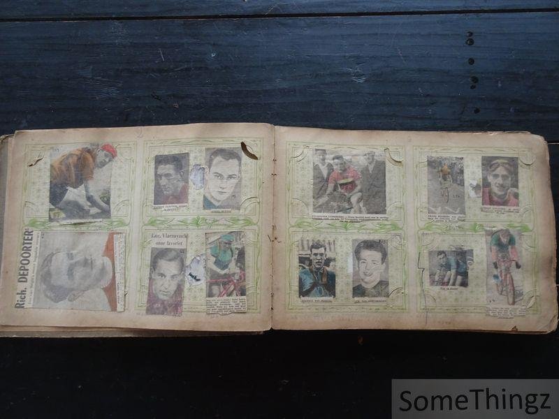 Anon. - Scrapbook / verzamelalbum / oud postkaartenalbum met talrijke krantenknipsels van wielrenners (jaren '40-'50-'60).