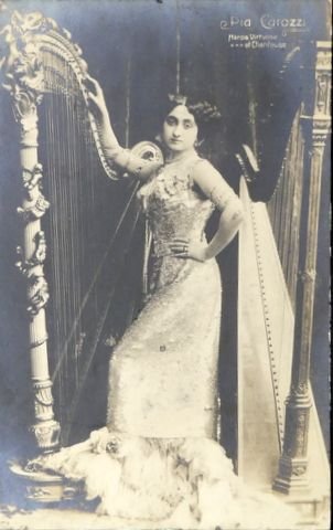 Carozzi, Pia: - [Eigenh. Fotopostkarte mit Unterschrift, ganze Figur, mit Harfe] An Madame Jacobs Consiège