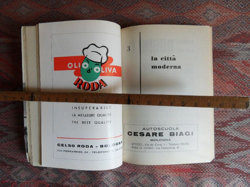 Badini, Andrea. - All`ombra delle torri. --- Ppb. Fraaie gemeentegids van Bologna. Geen pag.-aand. (ca. 200 pp). Met artikelen over stad en personen, maar vooral tientallen bijz. advertenties in kleur en zwart-wit in 50`er jaren stijl. Prakt. nieuwst.