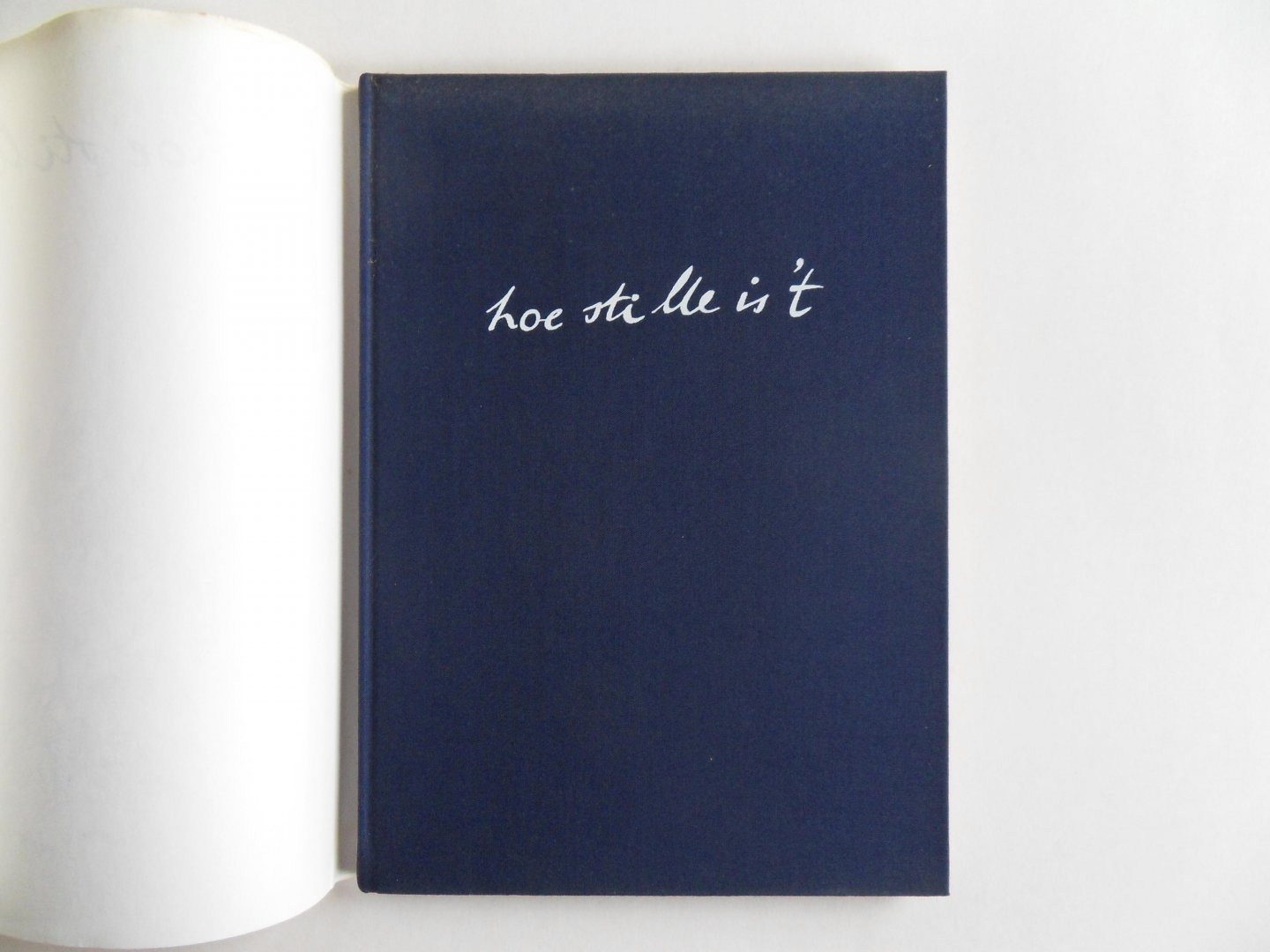 Gezelle, Guido (gedichten); Wiegman, Christine (samenstelling en verluchtiging); Worm, Piet (kalligrafie). - Hoe Stille is `t. [ GENUMMERD LUXE exemplaar - 30 / 500 ].