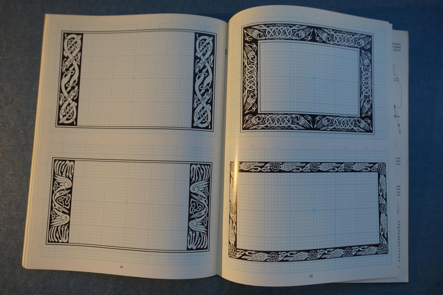 Pearce, Mallory - Ready-To-Use Celtic Borders on Layout Grids. Copyright-free designs, printed one side, hundreds of uses (Dover Clip Art Series)