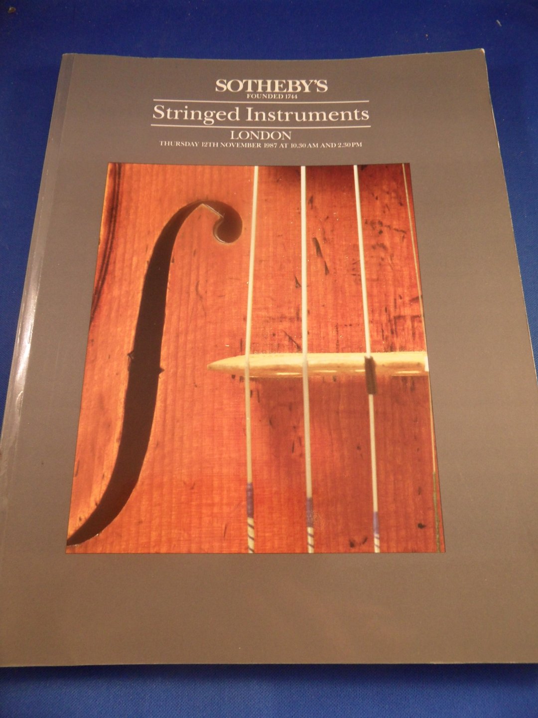 Sotheby's - Stringed instruments. Comprising violins, violas, violoncellos, double basses, bows and organological books