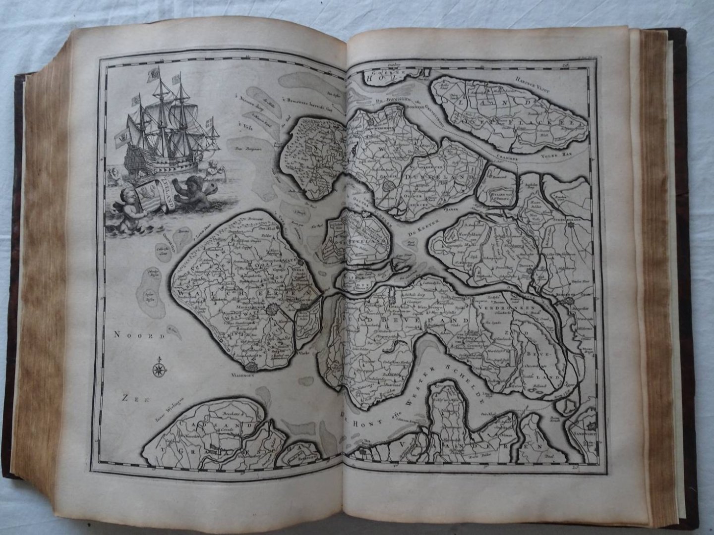 Halma, François. - Tooneel der Vereenigde Nederlanden, en onderhorige landschappen, Geopent in een Algemeen historisch, genealogisch, geographisch, En staatkundig woordenboek, Waar in de Aloude, de Opvolgende en Hedendaagsche Staat dezer gewesten naar de orde va...