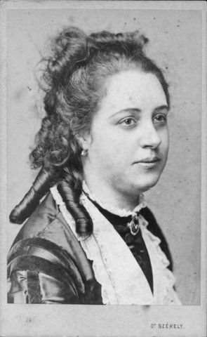 Gindele, Ernestine: - [Carte-de-visite Fotografie] Brustbild nach rechts