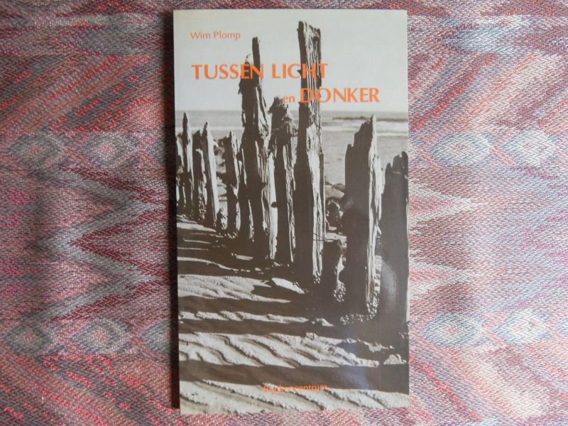 Plomp, Wim. [GESIGNEERD door de auteur]. - Tussen Licht en Donker. - Gedichten.