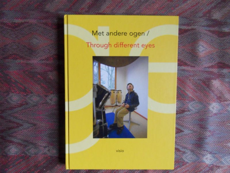 Boxmeer, Adrie (tekst). [ Op binnenzijde schutblad een GESIGNEERDE opdracht van de directeur van Visio].; Janssen, Bert. - Met andere ogen. / Through different eyes. --- 1e druk, 2005. Geb. in fraaie geillustreerde band en compleet met de bijbehorende CD met daarop alle interwiews die aan het boek ten grondslag lagen. In praktisch nieuwstaat. 144 pp. Ned/Eng.
