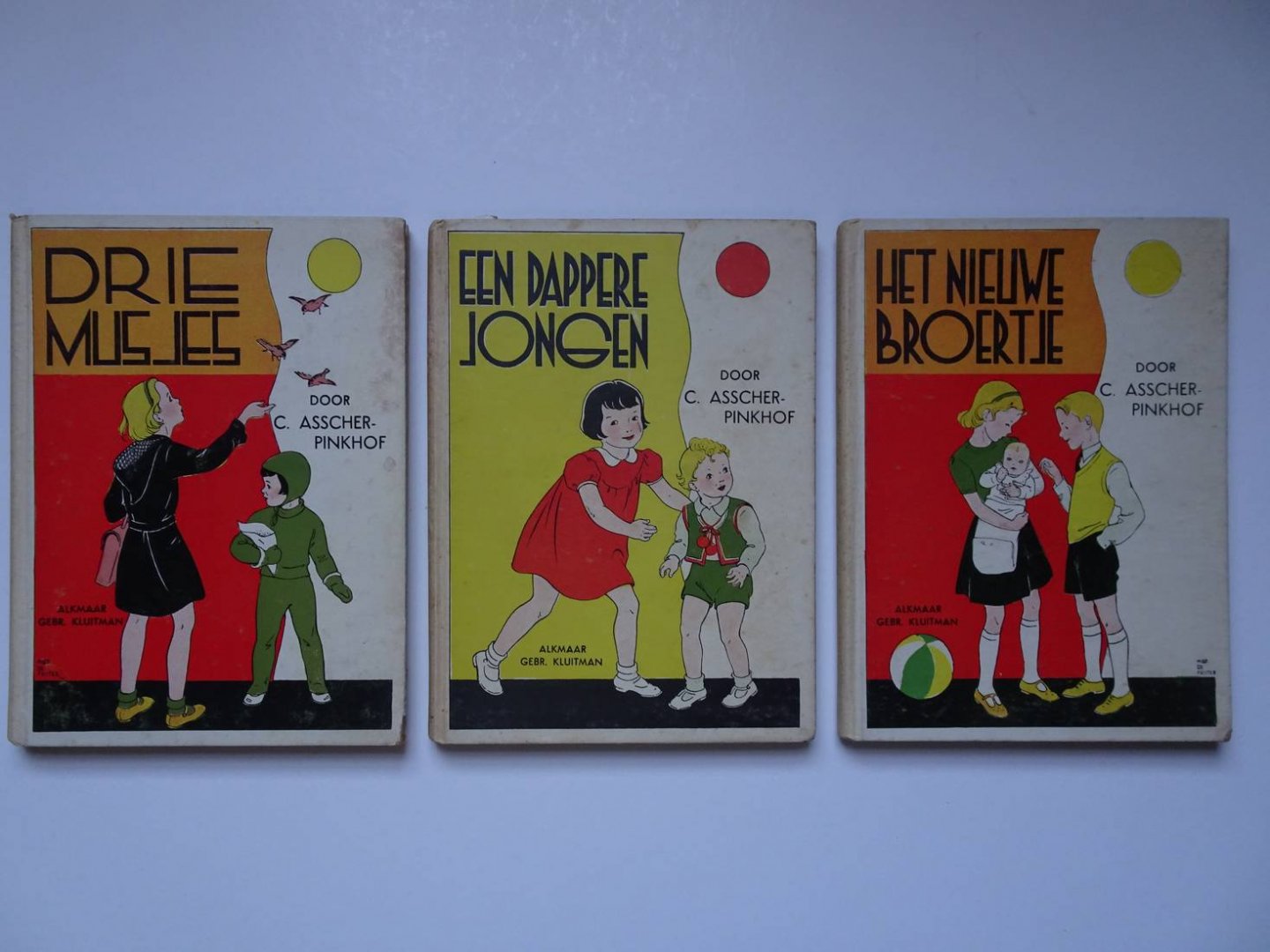 Asscher-Pinkhof, C. - Het nieuwe broertje/ Een dappere jongen/ Drie musjes. 3 delen.