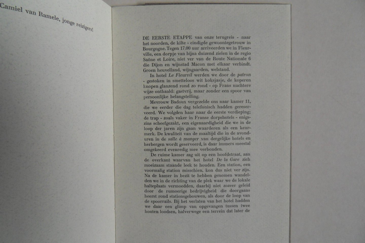 Ramele, Ferrie van (tekst); Hooijdonk, Thijs van (tekening). [ GESIGNEERD door auteur en kunstenaar ]. - Gare de Fleurville. [ Genummerd ex. XXI / CL ].