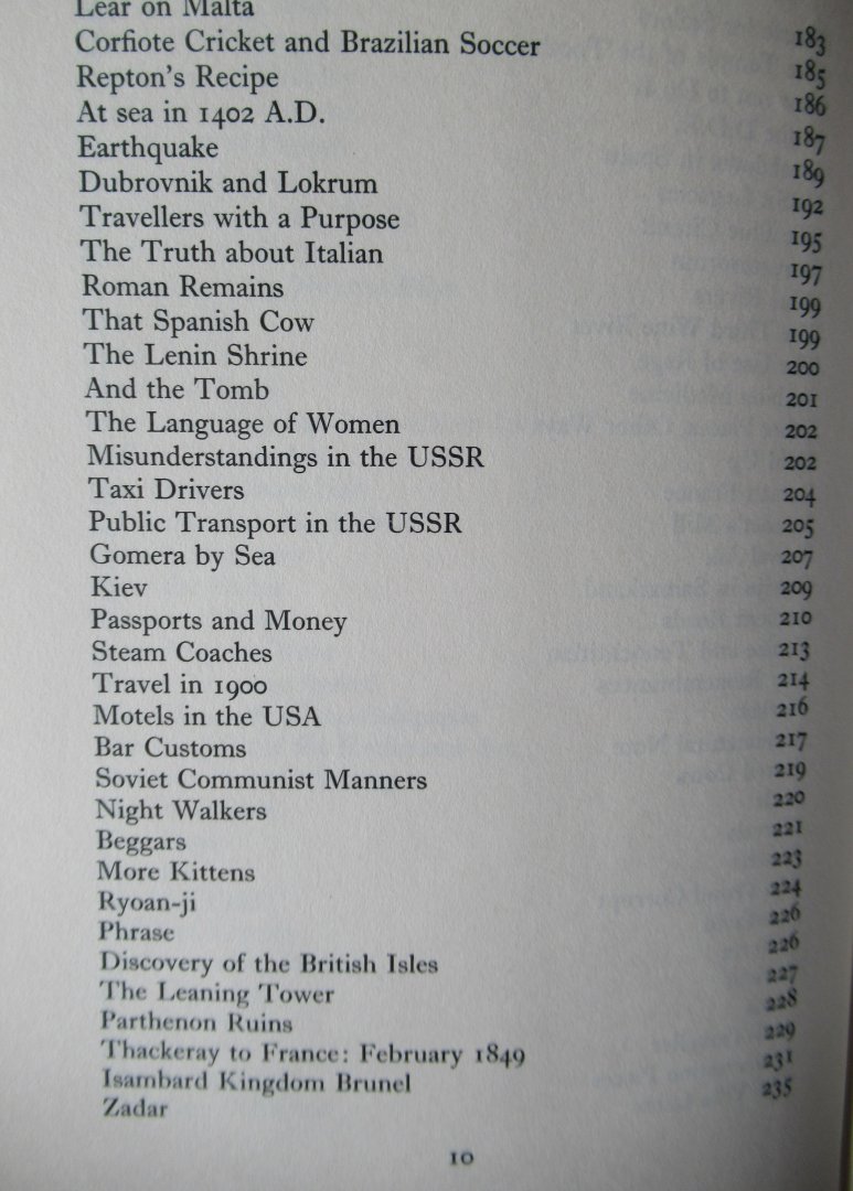 Hyams, Edward - The traveller's Bedside Book