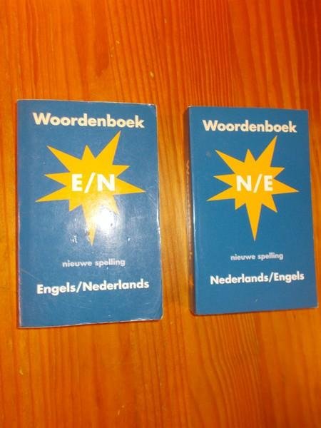 red. - Woordenboek Nederlands / Engels. Engels / Nederlands.