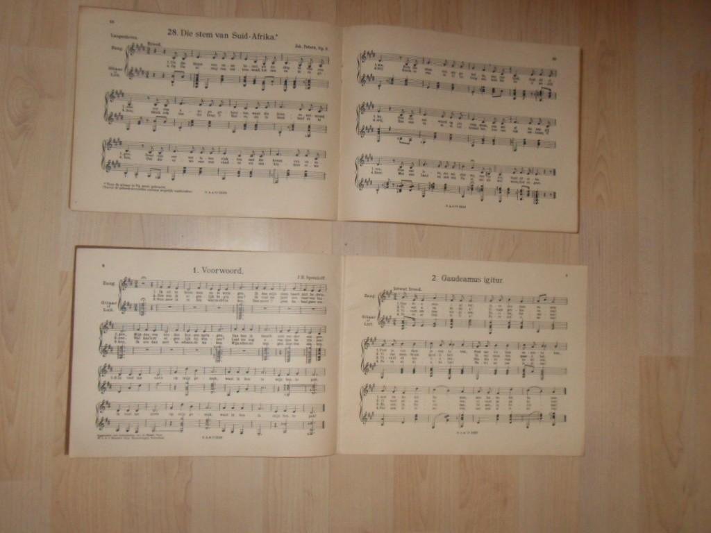 Egmond, W.A.P.F.L; Kroon, J.F. - Hollandsche, Vlaamsche en Zuid-Afrikaansche liedjes voor luit en guitaar. Bundel 1 en 2