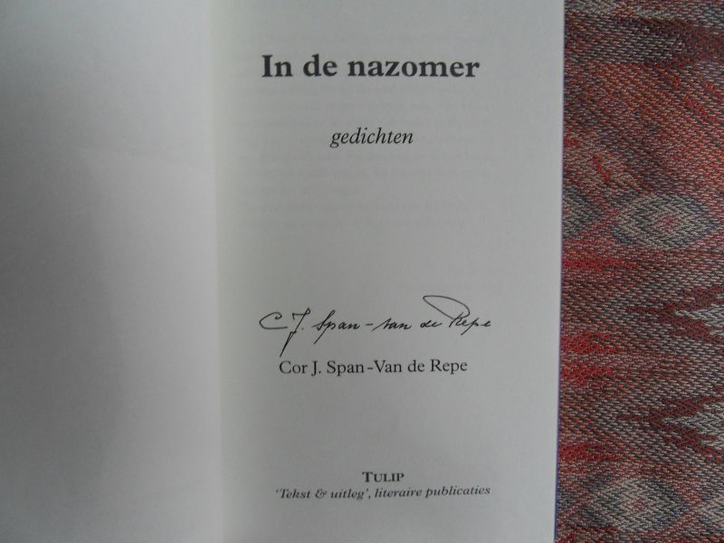 Span - Van de Repe, Cor J. [ ! GESIGNEERD ]. - In de Nazomer. - Gedichten. --- 1e druk, 2008. Kleine paperb.met kartonnen platten en flappen met begeleid. tekst en colofon. In prakt. nieuwst. Geen naam ingeschr., anders dan de signatuur van de dichteres. 47 pp. Met een nawoord van Hijlco Spa