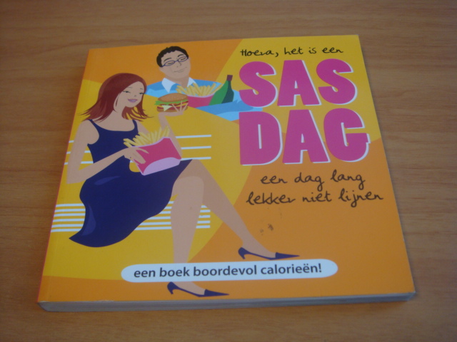 Diverse auteurs - Hoera, het is een sas dag - Een dag lang lekker niet lijnen. Een boek vol calorieën