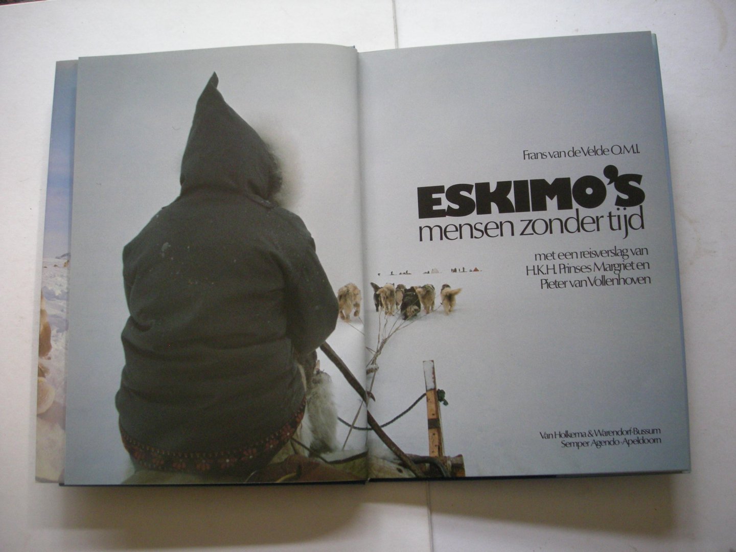 Velde, F.van de / Vollenhoven, P.van, en anderen fotogr. - Eskimo's -  mensen zonder tijd. Met een reisverslag van H.K.H.Prinses Margriet en Pieter van Vollenhoven