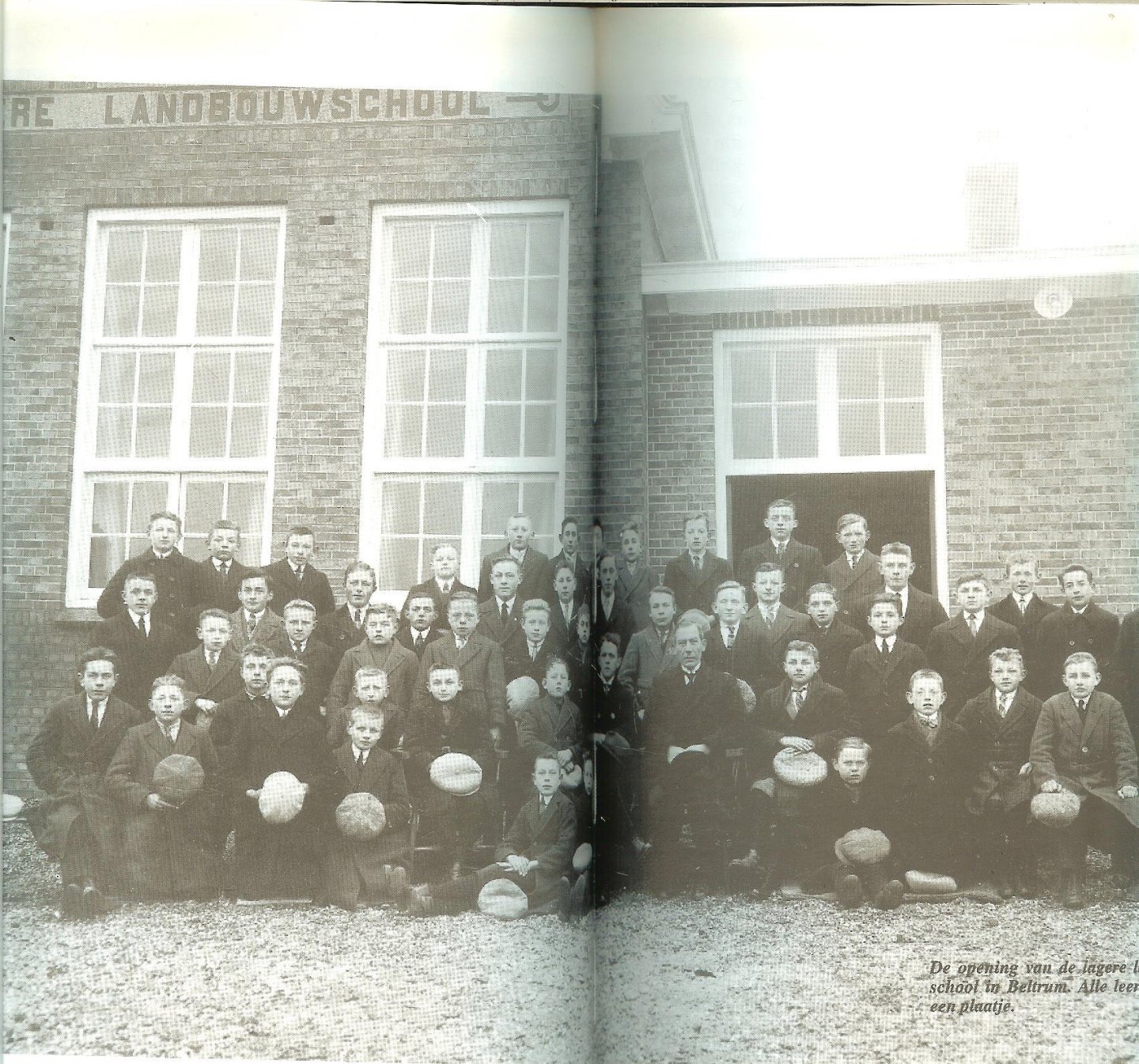 Blanken, Harrie  Omslag , tekst en lay - out . - Er zit muziek in Beltrum   Ter gelegenheid van het 75-jarig bestaan van het harmonieorkest concordia