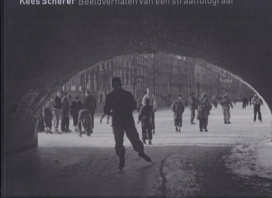 SCHERER, Kees - Beeldverhalen van een straatfotograaf 1948 - 1967. Inleiding Willem Ellerbroek.