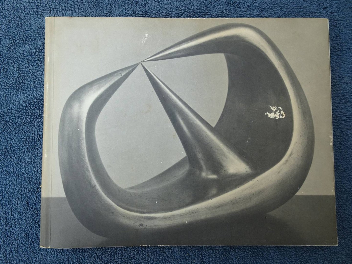 Sylvester, David. - Henry Moore. Catalogue of an exhibition at the Tate Gallery, Wednesday 17 July to Sunday 22 September 1968.