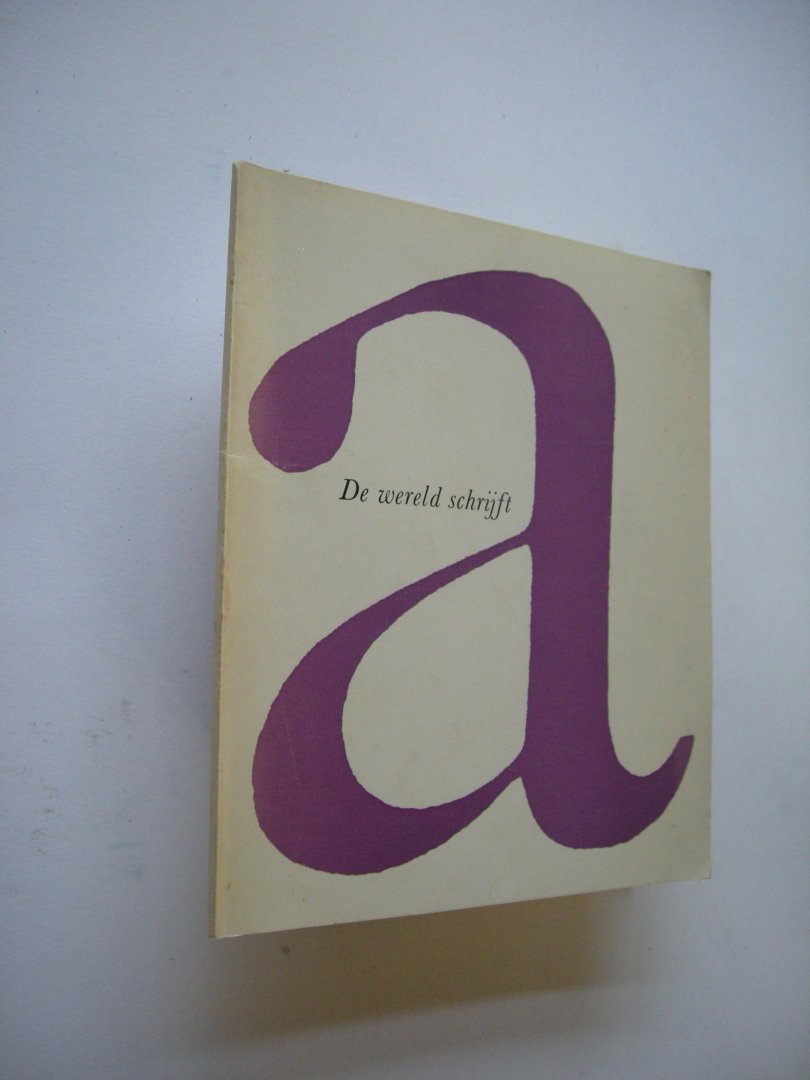 Rijk, J.A.F, de, en Smit A., samenst. - De wereld schrijft. Een kleine geschiedenis van het schrijven door de eeuwen heen