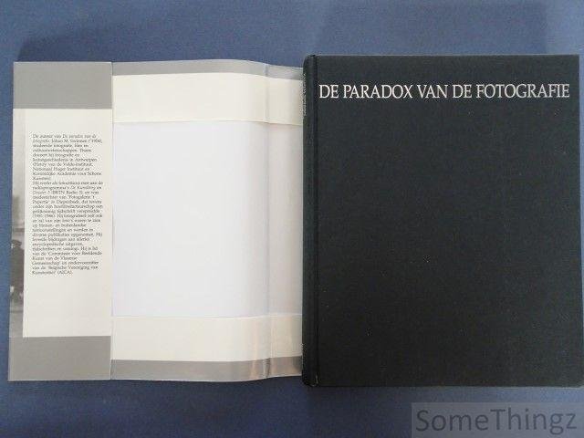 Swinnen, Johan M. - De paradox van de fotografie: een kritische geschiedenis. [Met opdracht van de auteur.]