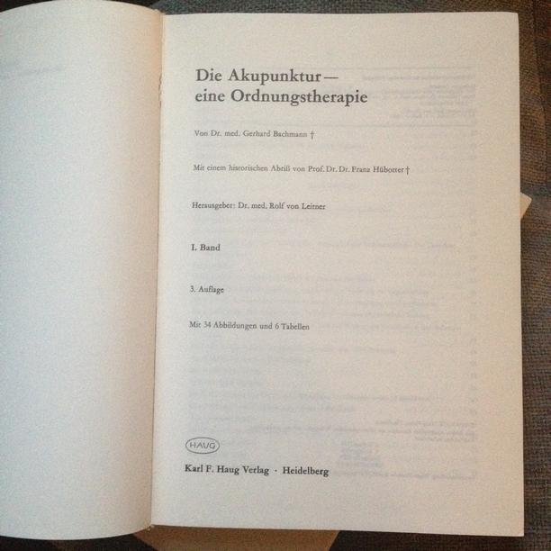 Bachmann, Gerhard - DIE AKUPUNKTUR EINE ORDNUNGSTHERAPIE Band 1. (Textband mit 34 Abbildungen und 6 Tabellen) und Band 2:Bildband mit 47 ganzseitigen mehrfarbigen Abbildungen. (2 vols.)