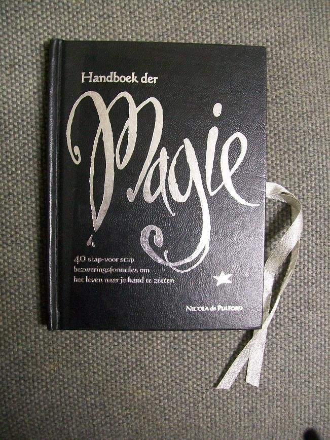 Pulford, Nicole de - Handboek der Magie 40 stap voor stap bezweringsformules
