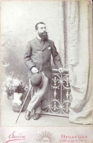 Reding, Victor: - [Kabinettfotografie, ganze Figur nach halbrechts]