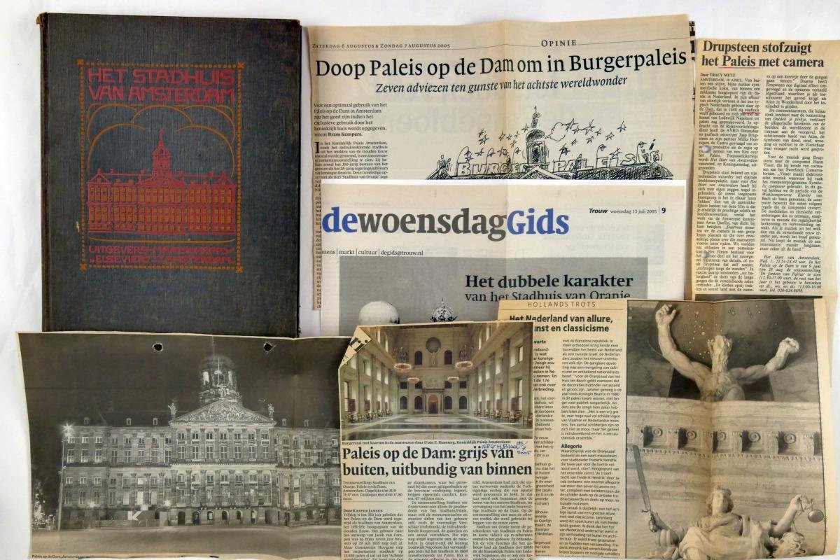 Brugmans, Prof. Dr. H. en Weissman, A.W. - Het Stadhuis van Amsterdam. Met 43 afbeeldingen van schilderijen, prenten, portretten en photographieën, en twee plattegronden (2 foto's)