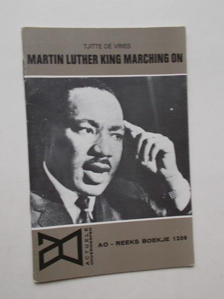 VRIES, T. DE, - Martine Luther King marching on. Ao. boekje nr.1208