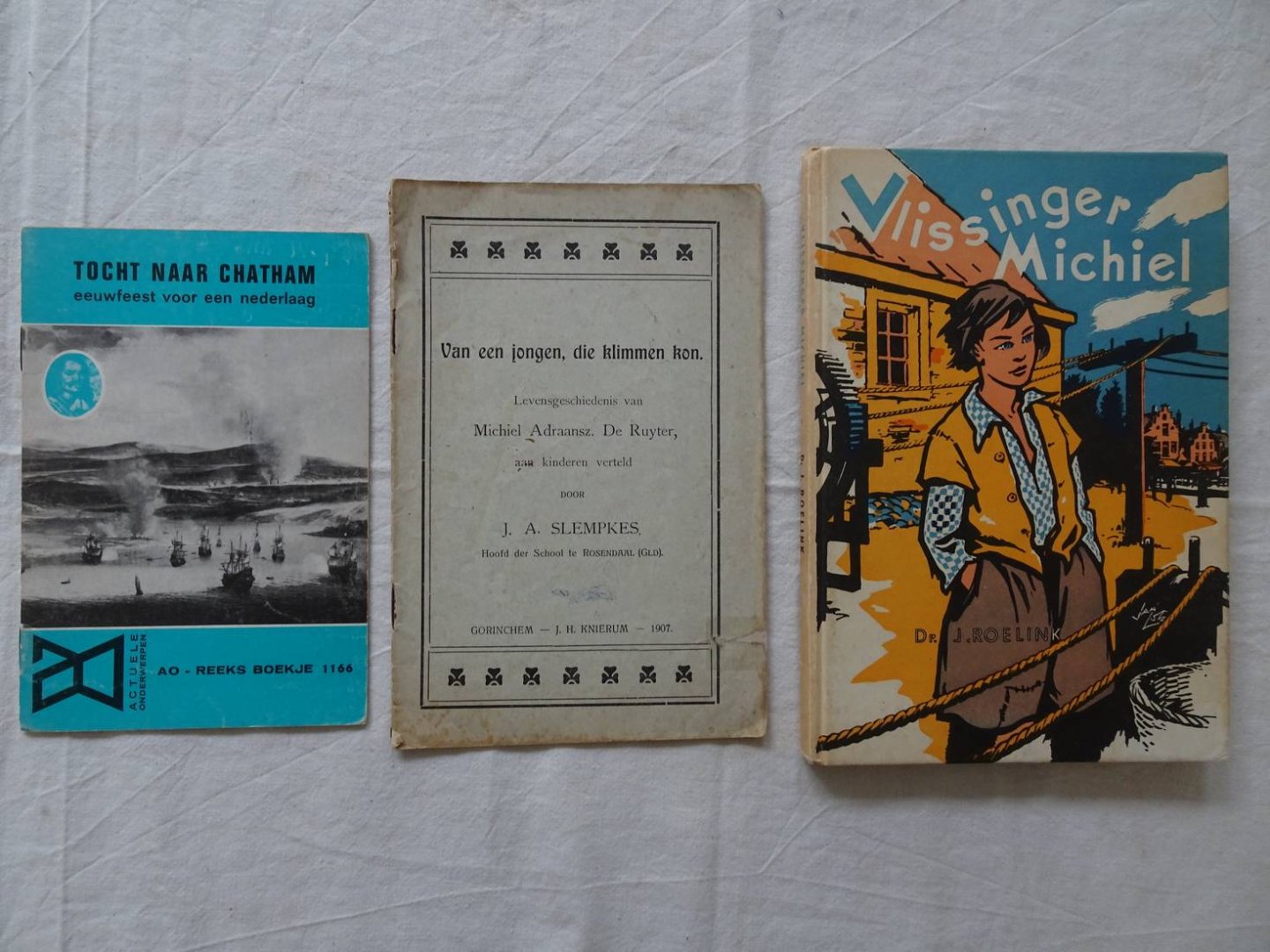 Slempkes, J.A. - Van een jongen, die klimmen kon; levensgeschiedenis van Michiel Adriaansz. De Ruyter, aan kinderen verteld. Toegevoegd: Tocht naar Chatham (AO-reek Boekje no. 1166) en Vlissinger Michiel van J. Roelink.