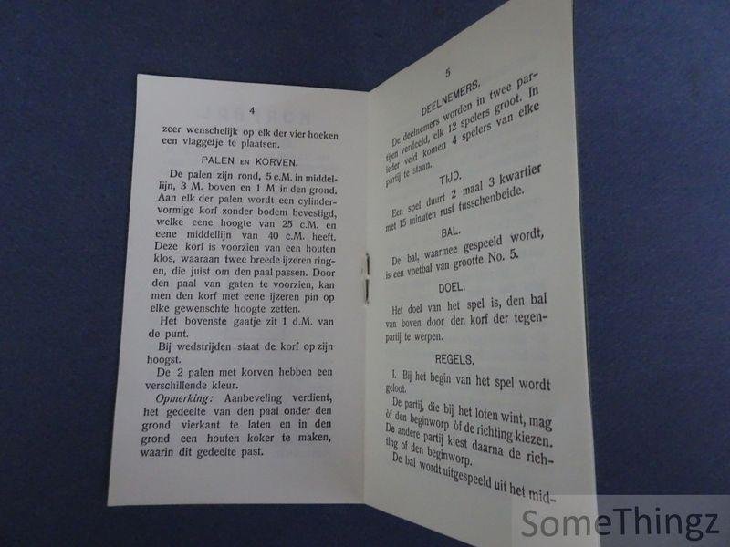 N/A. / Nic. Broekhuijsen (voorzitter). - Korfbal. Officiëele Spelregels, vastgelegd op de Algemeene Vergadering van den Nederlandschen Korfbal-Bond. 10 januari 1904.
