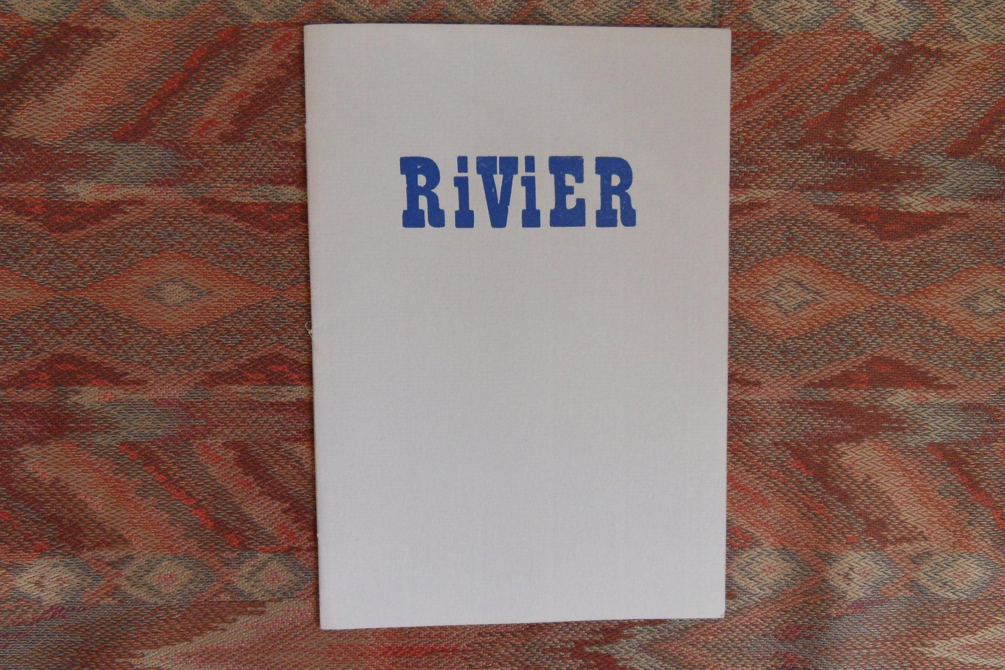 Ramele, Ferrie van. [ Gesigneerd door de auteur en illustrator ]. - Rivier. [ Genummerd ex. LIII / CL ]. - {niet de afwijkende uitgave van 1999}.