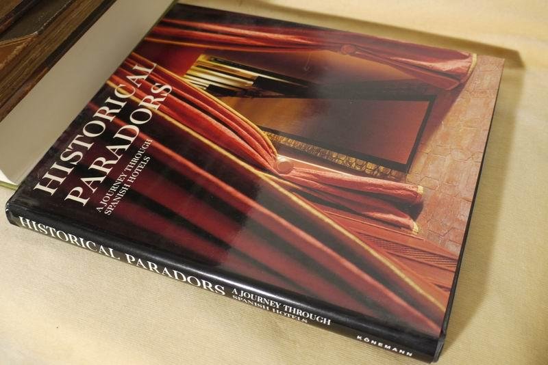 Gal?n J.E. - Historical paradors.  A journey through Spanish hotels
