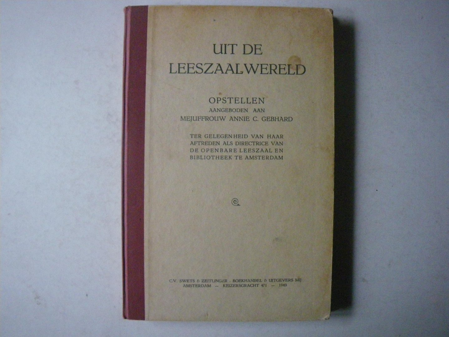 red. - Uit de Leeszaalwereld. Opstellen aangeboden aan Mejuffrauw Annie C. Gebhard, ter gelegenheid van haar aftreden als directrice van de Openbare Leeszaal en Bibliotheek te Amsterdam.