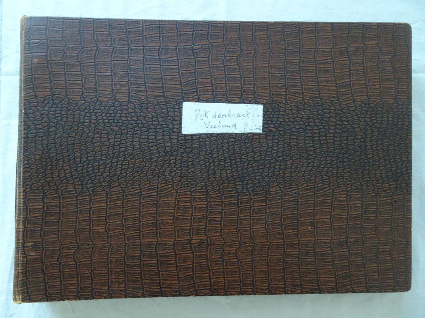 N.n.. - Dijkdoorbraak Zeeland 1953 en herstel. Fotoboek.