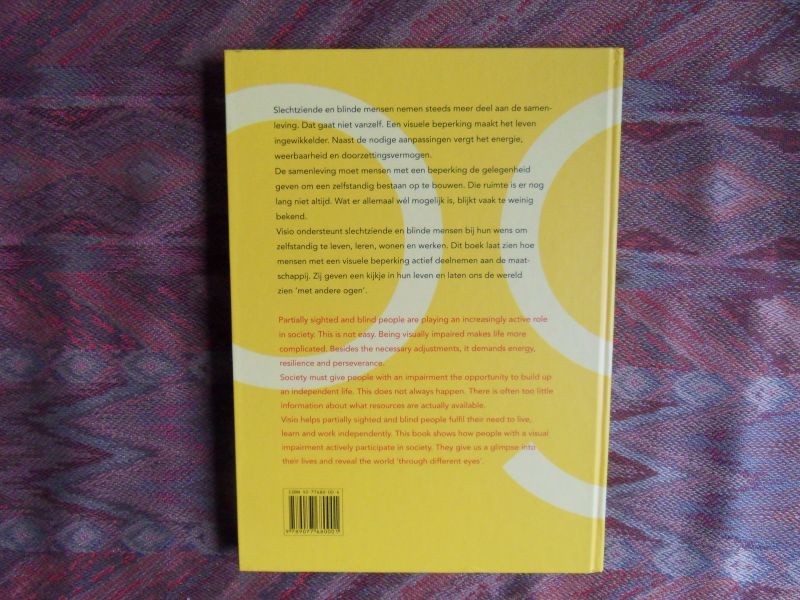 Boxmeer, Adrie (tekst). [ Op binnenzijde schutblad een GESIGNEERDE opdracht van de directeur van Visio].; Janssen, Bert. - Met andere ogen. / Through different eyes. --- 1e druk, 2005. Geb. in fraaie geillustreerde band en compleet met de bijbehorende CD met daarop alle interwiews die aan het boek ten grondslag lagen. In praktisch nieuwstaat. 144 pp. Ned/Eng.