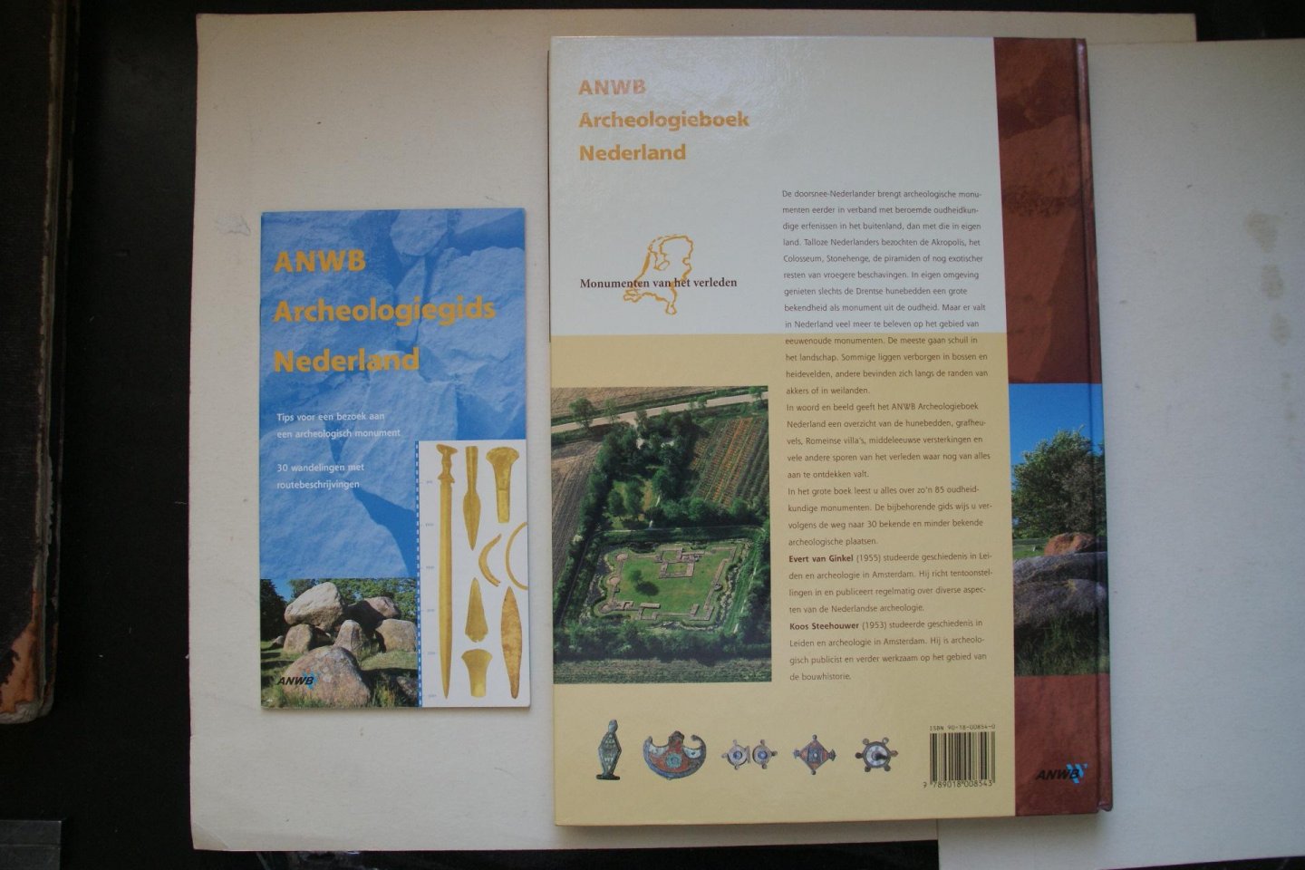 Evert van Ginkel  ; Steehouwer, Koos - ANWB  Archeologieboek Nederland  compleet met Boekje waarin 30 wandelingen staan met routebeschrijvingen