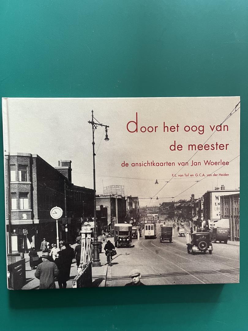 Tol, F.L. van en G.C.A. van der Heiden - Door het oog van de meester. De ansichtkaarten van Jan Woerlee