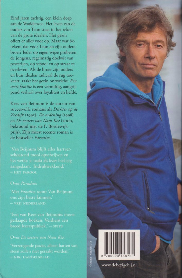 Beijnum (Amsterdam, 21 maart 1957), Kees van - Een soort familie - Eind jaren tachtig, een klein dorp aan de Waddenzee. Het leven van de ouders van Teun staat in het teken van de grote idealen. Het gezin offert er alles voor op. Maar wat betekent dat voor Teun en zijn oudere broer?