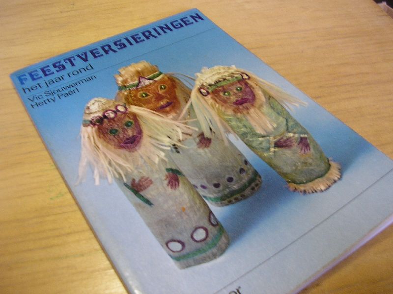 Sjouwerman, Vic en Paerl, H. (Hetty) - Feestversieringen het jaar rond; met tekeningen en kleurenfoto`s