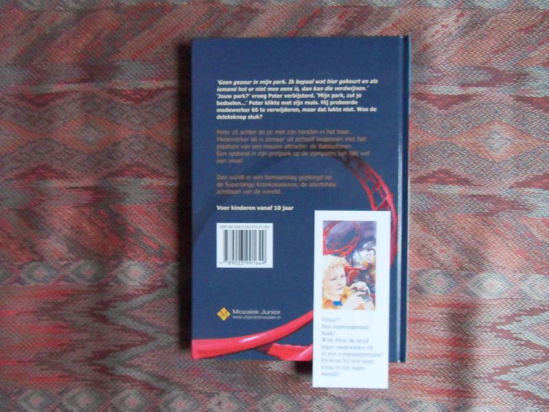 Visser, Rob. [ ! incl. door schrijver GESIGNEERDE boekenlegger over dit boek "Virus" ]. - Virus. --- 1e druk, 2005. Gebonden in fraaie geillustreerde band. In prakt. nieuwst. Geen naam ingeschr. en geen onderstrepingen of vlekken. Voor jongeren van 10+. 88 pp.