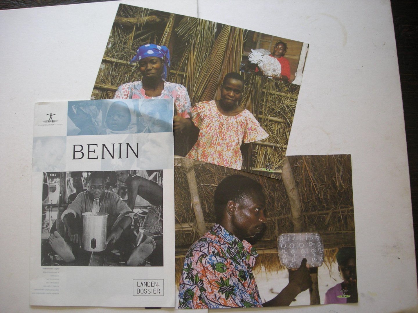 Red. - Benin. Landendossier +  Magazine: o.a. Hoopvol Afrika: Benin + 3 kleurenfoto's(21x30)