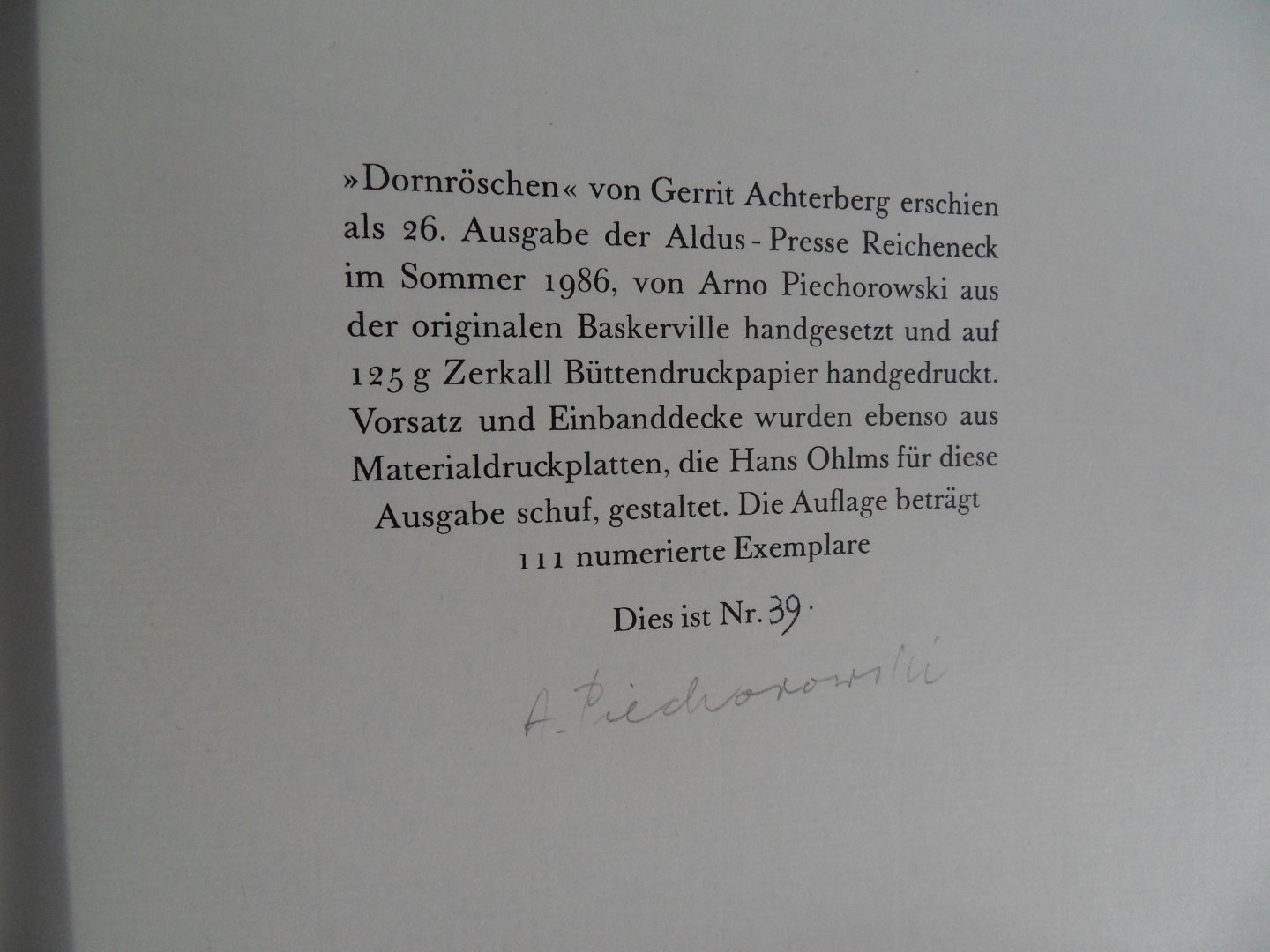 Achterberg, Gerrit. [ GESIGNEERD en van een uitleiding voorzien door de drukker Arno Piechorowski ]. - Dornröschen.- Doornroosje - 25 Sonette Niederländisch und Deutsch. [ Genummerd exemplaar 39 / 111 ].