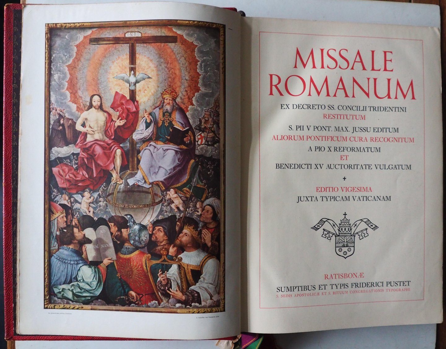  - Missale Romanum ex Decreto SS ConcilII Tridentini Restittutum S PII V Pont Max Jussu Editum Missale voor de kansel grote letters met leeslinten en lipjes zijkant op snee
