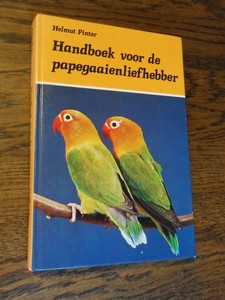 Pinter, Helmut. - Handboek voor de papegaaienliefhebber. Soorten, houden in kooi en volière, het verzorgen en fokken.