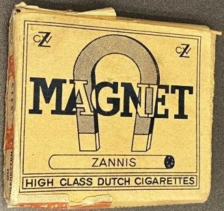 TWEEDE WERELDOORLOG - Magneet. Zannis High Class Dutch Cigarettes. (Pakje sigaretten - met inhoud.)