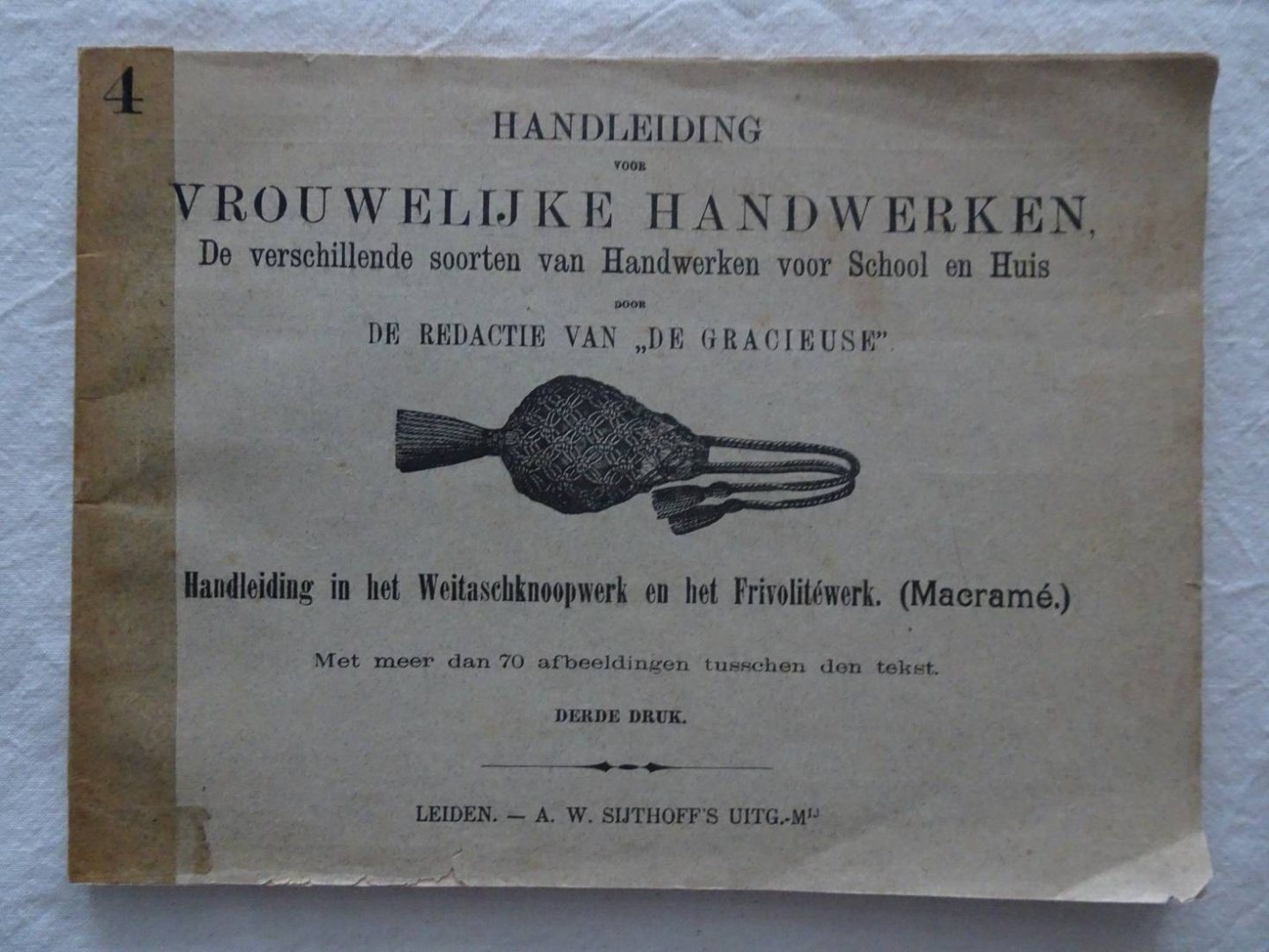 red.. - Handleiding voor vrouwelijke handwerken, de verschillende soorten van handwerken voor school en huis, door de redactie van "de Gracieuse". Handleiding in het Weitaschknoopwerk en het Frivolitéwerk (macramé).