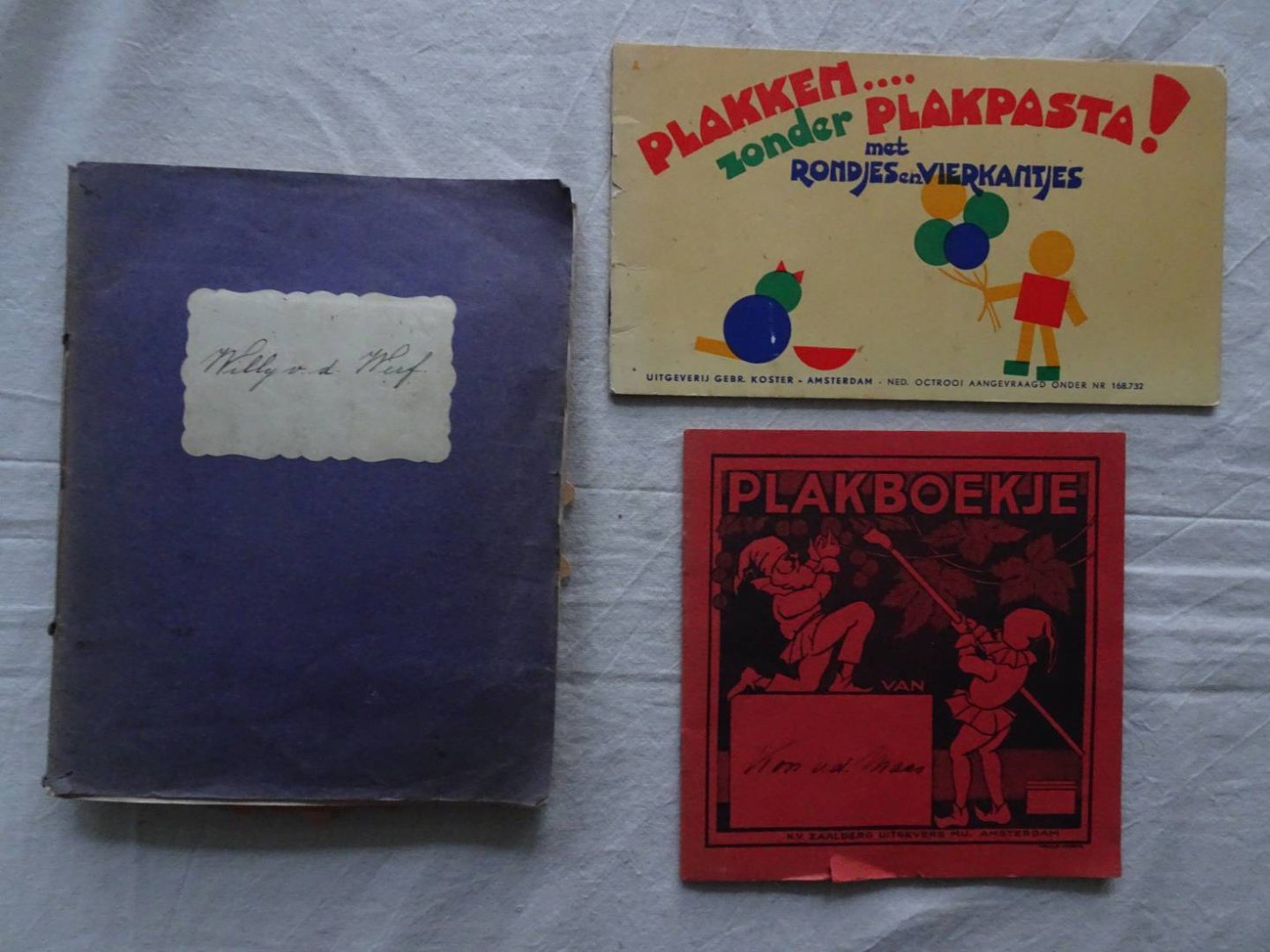 N.n.. - Plakboekje/ Plakken zonder plakpasta met rondjes en vierkantjes/ Zonder titel (schriftje met handwerk voorbeelden). 3 titels.