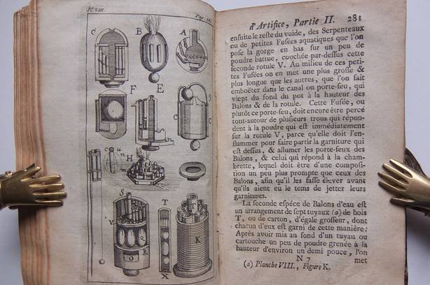 Frezier, Sr.. - Traité des feux d'artifice, ou l'on voit I. La manière de préparer les matières qui entrnt dans la composition des feux d'artifice. II. La méthode de faire & de composer toutes fortes de feux d'artifice. III. Où l'on donne une idée de la co...