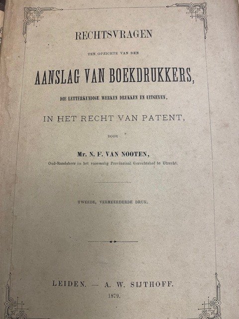 NOOTEN, N.F.VAN, - Rechtsvragen ten opzichte van den aanslag van boekdrukkers, die letterkundige werken drukken en uitgeven, in het recht van patent / door N.F. van Nooten