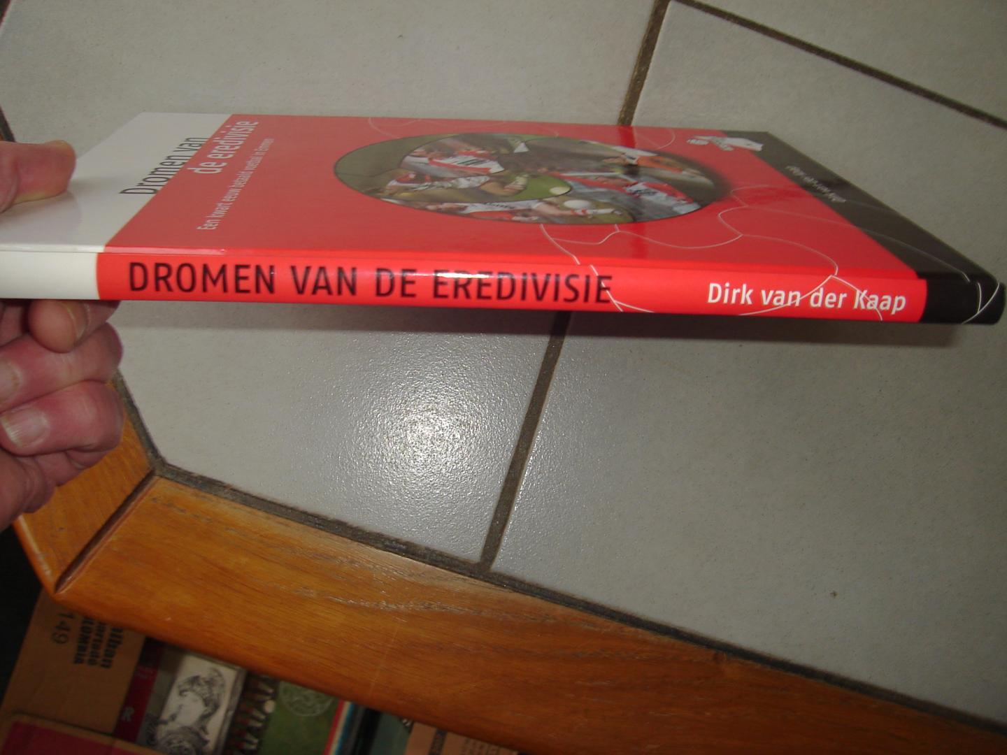 Dirk van der Kaap. - Dromen van de eredivisie. 25 jaar FC Emmen. Een kwart eeuw betaald voetbal in emmen. 1985 - 2010.